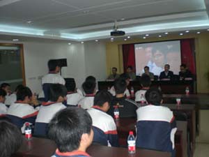 Über 50 Studenten der „Donjoy Klasse“ aus die Elektrotechnike Fachschule in Wenzhou besuchen bei Donjoy.